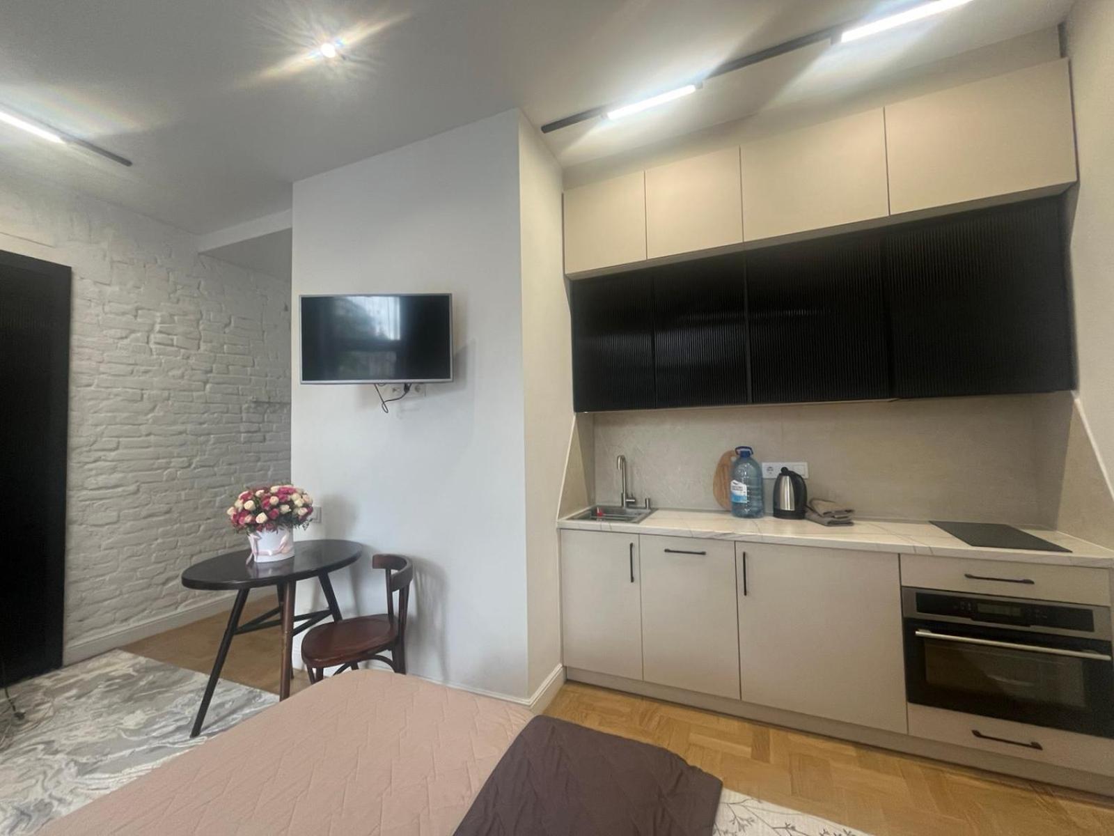 Favorit Apartments 1 Кім Безкоштовна Парковка Центр З Балконом Не Далеко Від Ж Д Вокзалу Звітні Документи Liov Exterior foto